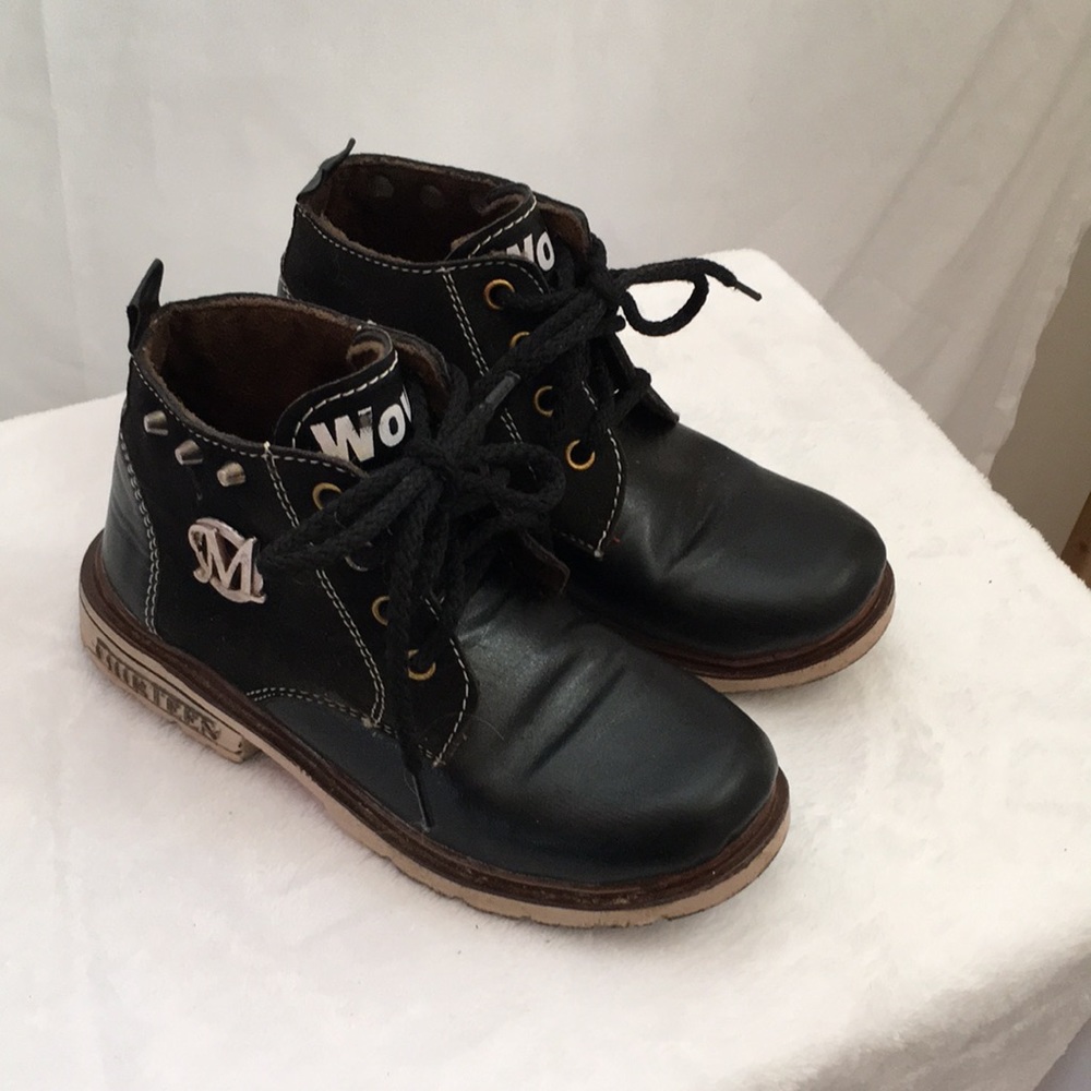 Girls black lace up ankle boots. WOW on tongue M side thirteen on heel size 13